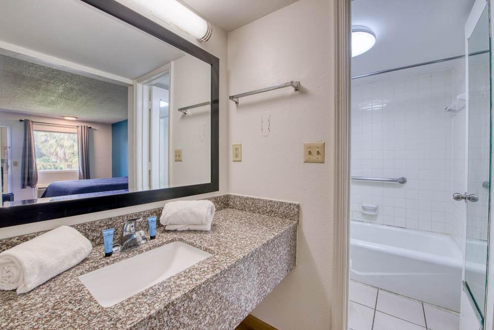 Zen Living Suites Extended Stay - Jacksonville - University Blvd المظهر الخارجي الصورة